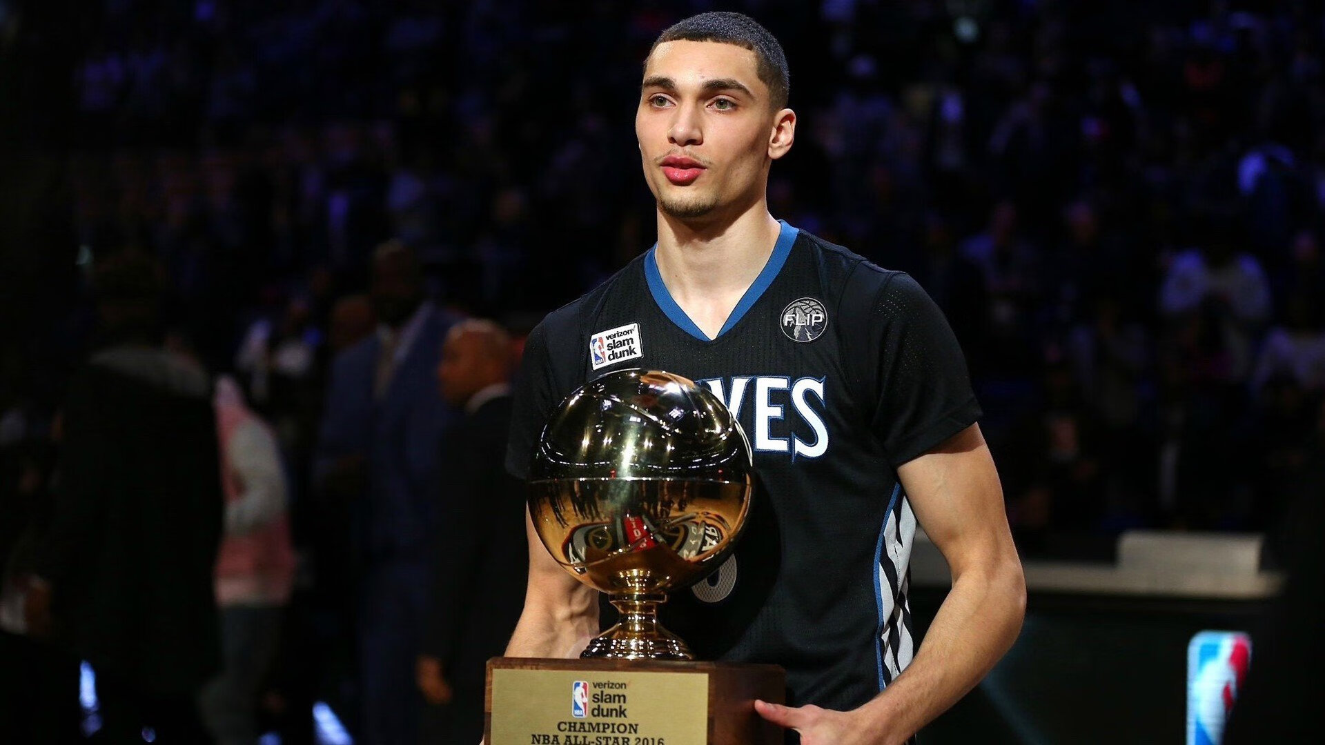 Rookie迎来十五赛季出色发挥，美国队观众热烈欢呼！全场沸腾不已